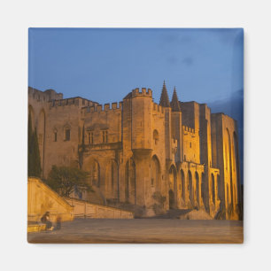 Der Papstpalast in Avignon bei Sonnenuntergang. ge Magnet