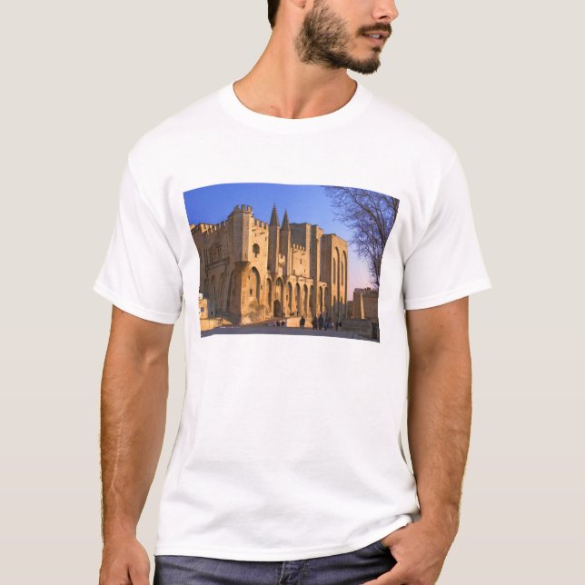 Der Papstpalast in Avignon mit Menschen T-Shirt (Vorderseite)