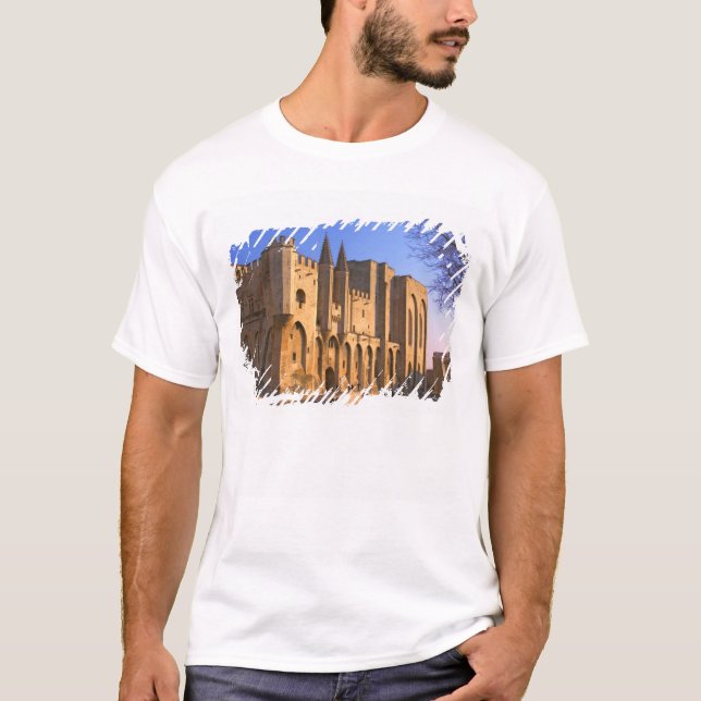 Der Papstpalast in Avignon mit Menschen T-Shirt (Vorderseite)