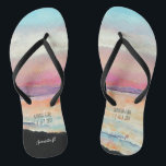 Der pastellfarbene Sonnenuntergang des Strandes is Flip Flops<br><div class="desc">Pastellfarbene Sonnenuntergang am Strand | Flip Flops. Woll ein einzigartiges Gast-Geschenk für Ihre Hochzeit in Urlaubsort am Strand? Tragen Sie den Strand zu Füßen mit diesen einzigartigen Flip Flops mit einem bemalten Sonnenuntergang am Strand. Einfach mit Ihren persönlichen Daten anpassen. Sie können Ihren Namen, Datum, Ort und Nachnamen zunächst ändern!...</div>
