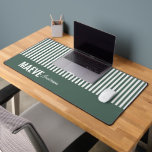 Der personalisierte, moderne und elegante Streifen Schreibtischunterlage<br><div class="desc">Moderne minimale Typografie mädchenhaft grün und weiß Streifen elegante personalisierte Geschenktafel Design.</div>