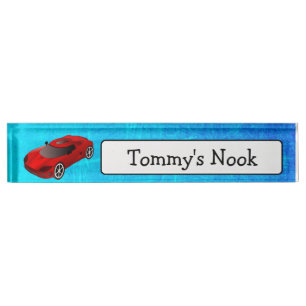 Der personalisierte Name des Kindes und Namensplakette