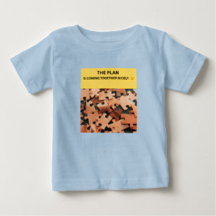 DER PLAN FÜGT SICH SCHÖN ZUSAMMEN. 😏 BABY T-SHIRT
