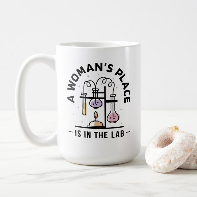 Der Platz einer Frau ist im Labor – STEM-Kunst Kaffeetasse (Mit Donut)