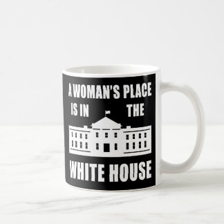 "DER PLATZ EINER FRAU IST IM WEISSEN HAUS " KAFFEETASSE