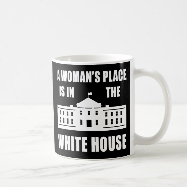 "DER PLATZ EINER FRAU IST IM WEISSEN HAUS " KAFFEETASSE (Rechts)