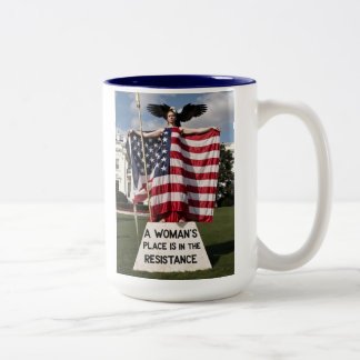 Der Platz einer Frau ist im Widerstand Zweifarbige Tasse