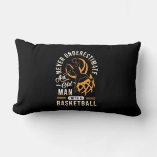 Der Power eines alten Mannes mit einem Basketball Lendenkissen