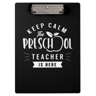 Der Preschool-Lehrer ist hier Klemmbrett