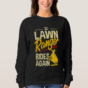 Der Rasenmäher fährt wieder auf dem Rasen. Sweatshirt
