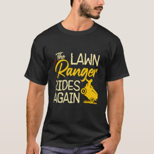 Der Rasenmäher fährt wieder auf dem Rasen. T-Shirt
