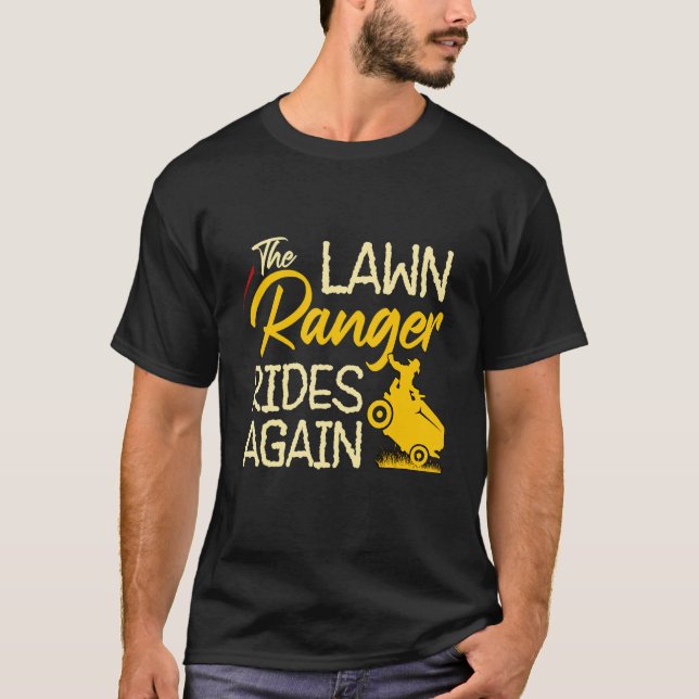 Der Rasenmäher fährt wieder auf dem Rasen. T-Shirt (Vorderseite)