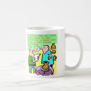 Der reife Schüler liest ein Gedicht in der Töpfe Kaffeetasse