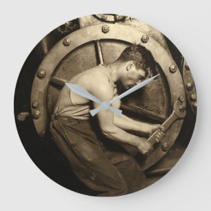 Der Rohrinstallateur von Lewis Hine Große Wanduhr