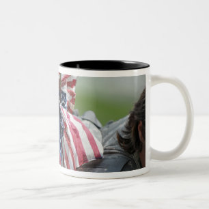 Der Rucksack eines Armeesoldaten Zweifarbige Tasse