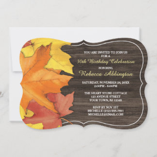 Der rustikale Herbst hinterlässt den Wald zum Gebu Einladung