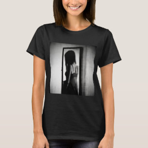 Der Schatten jenseits des Spiegels T-Shirt