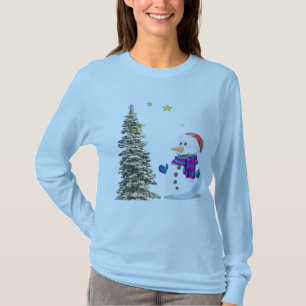 Der Schneemann bewundert den immergrünen Baum. T-Shirt