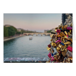 Der schöne Abend Sky in Paris mit Liebe Locks