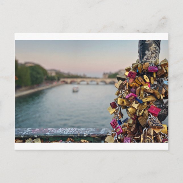 Der schöne Abend Sky in Paris mit Liebe Locks Postkarte (Vorderseite)