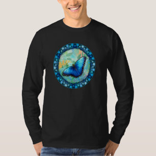 Der schöne blaue Schmetterling unter den Blume T-Shirt