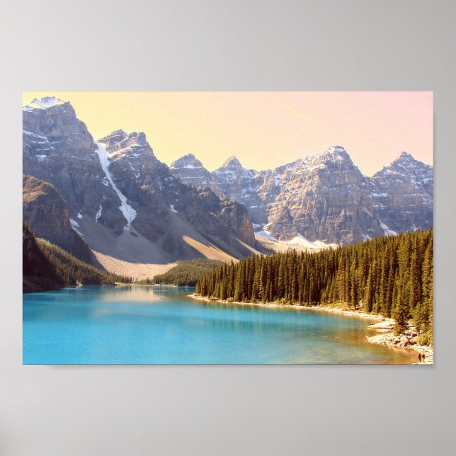 Der schöne Moraine-See und die Berge in Kanada Poster (Vorne)