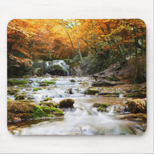 Der schöne Wasserfall im Wald, Herbst Mousepad