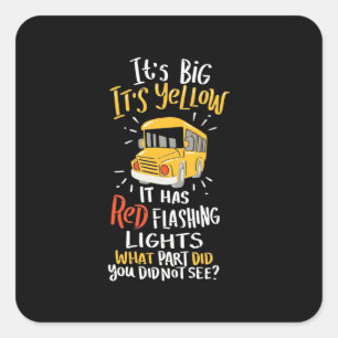 Der Schulbus ist groß und gelb Quadratischer Aufkleber
