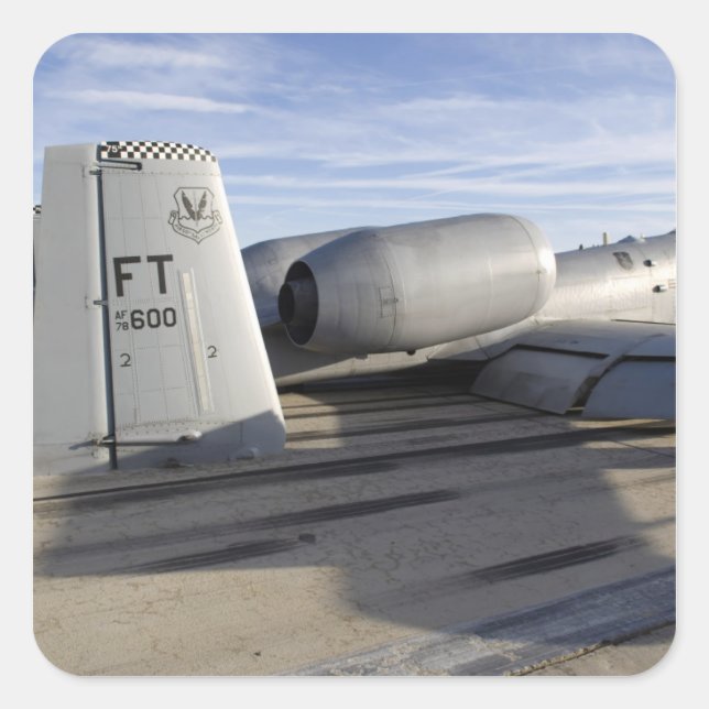 Der Schwanz eines A-10-Thunderbolls II Quadratischer Aufkleber (Vorderseite)