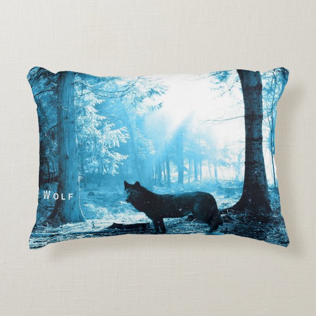 Der Schwarze Wolf allein im Wald Zierkissen (Vorderseite)