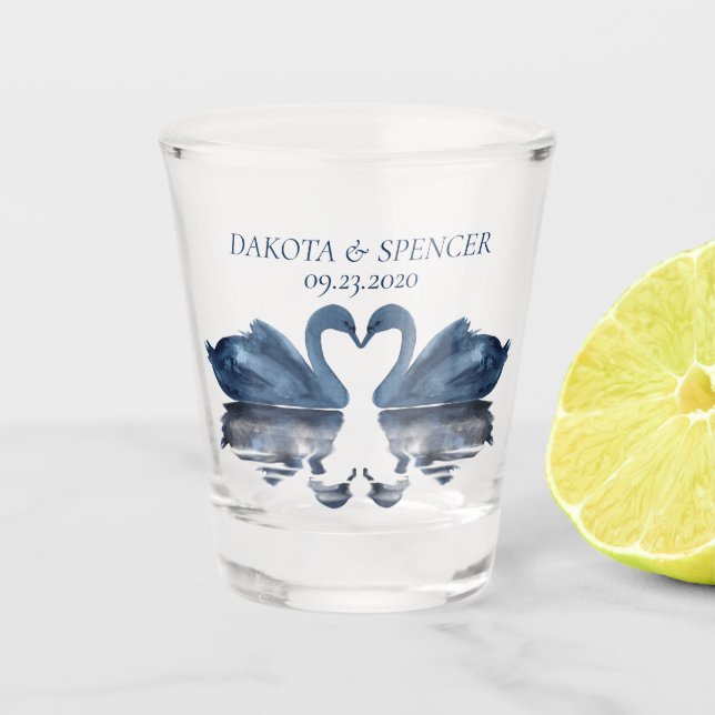 Der See | Dusty Blue Swan Keepake Bevorzugung Schnapsglas (Vorderseite)