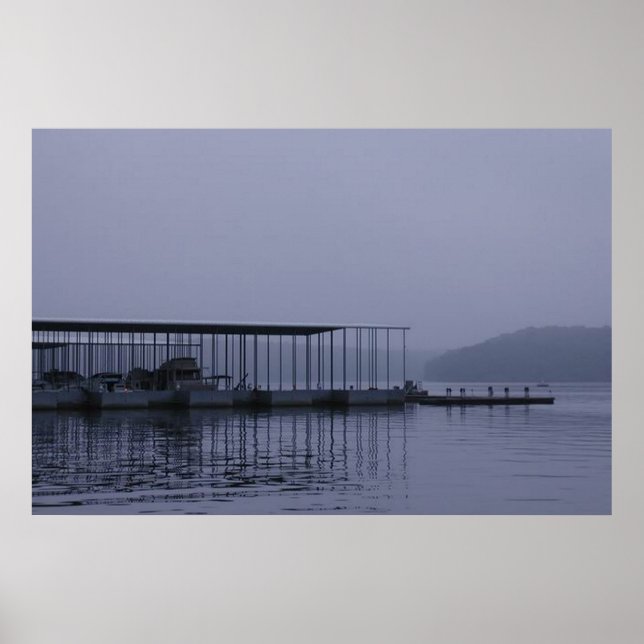 Der See vor Morgengrauen Poster (Vorne)