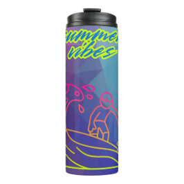 Der Sommer vibes Junge surfen. Thermosbecher