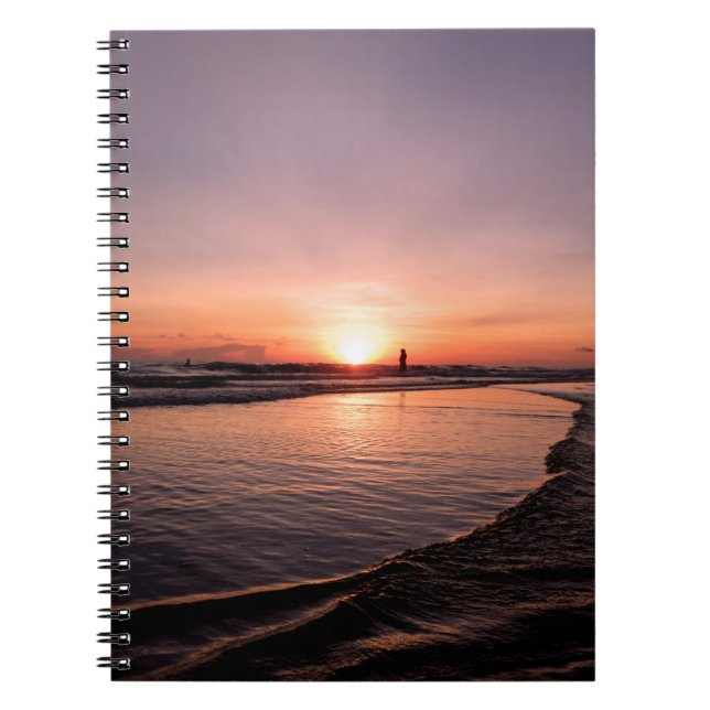 Der Sonnenuntergang am Strand ist dunkel, hell und Notizblock (Vorderseite)