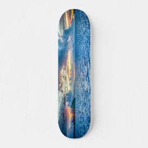 Der Sonnenuntergang-Blau-Skateboard des Jungen Skateboard