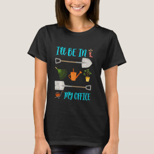 Der sonnige Garten, in dem ich in meinem Büro sein T-Shirt
