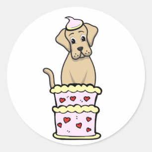 Der sonnige große Hund springt aus einem Kuchen Runder Aufkleber