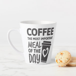 Der sonnige Kaffee ist die wichtigste Mahlzeit des Milchtasse