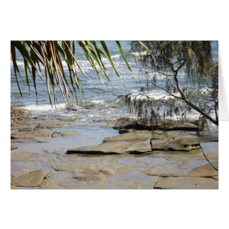 Der sonnige Küstenstrand