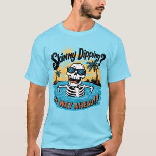 Der sonnige, magere Strand mit einem Skelett T-Shirt