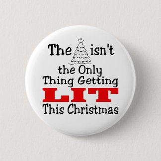 Der sonnige Weihnachtsbaum ist nicht nur etwas, da Button