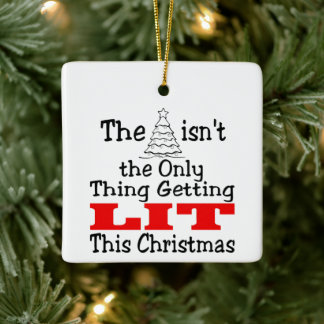 Der sonnige Weihnachtsbaum ist nicht nur etwas, da Keramikornament