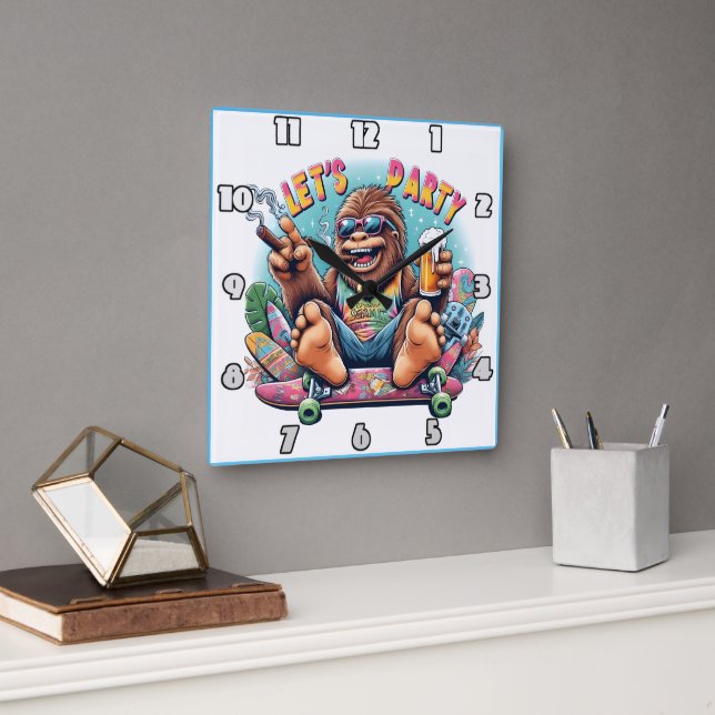 Der Spaß liebende Gorilla feiert auf einem Skatebo Quadratische Wanduhr (Büro)