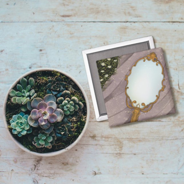 Der Spiegel I - Ein goldener Spiegel im Gras Magnet (Von Creator hochgeladen)