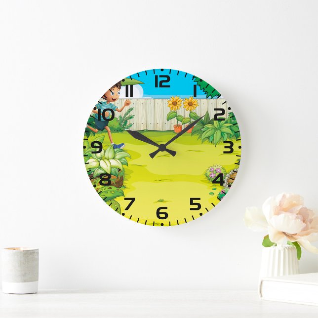 Der spielerische Junge, der in einem üppig grünen  Große Wanduhr (Von Creator hochgeladen)