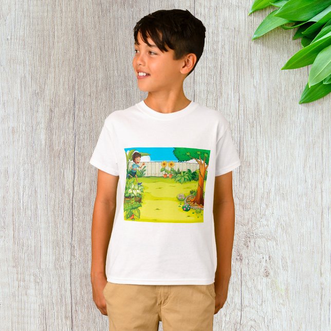 Der spielerische Junge, der in einem üppig grünen  T-Shirt (Von Creator hochgeladen)