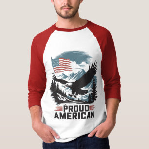 Der stolze amerikanische Adler über den Bergen T-Shirt