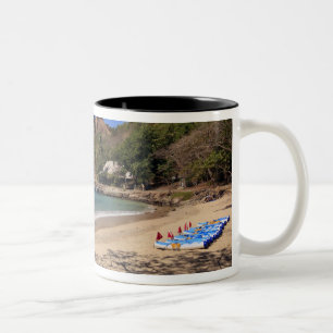 Der Strand im Pigeon Island Nationalpark Zweifarbige Tasse