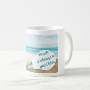 Der Strand ist immer eine gute Idee, im Sommer Kaffeetasse