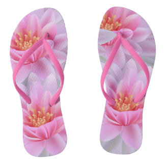 Der Strand ist riesig, umdrehe Flops-Rosa Blumende Flip Flops